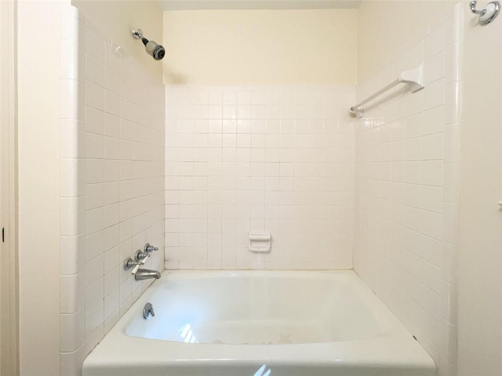 3969 Briaridge Circle Atlanta, GA 30340 - Photo 29 of 35 a bathroom with a bathtub