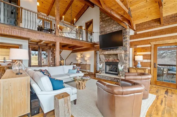 $1,355,000 | 226 Lake Viking Terrace, Gallatin, MO 64640