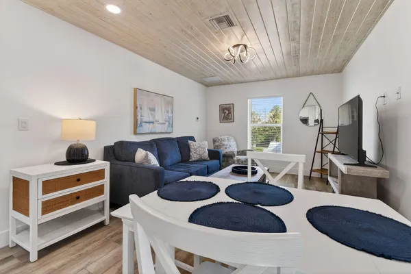 $2,300 | 608 Southeast 5th Street, Stuart, FL 34994