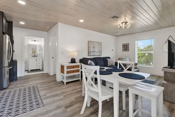 $2,300 | 608 Southeast 5th Street, Stuart, FL 34994