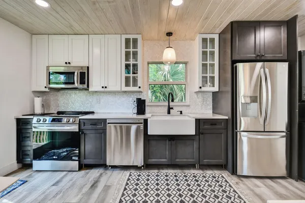 $2,300 | 608 Southeast 5th Street, Stuart, FL 34994