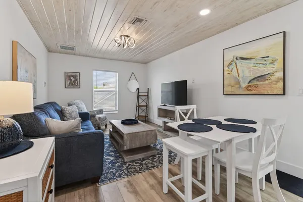 $2,300 | 608 Southeast 5th Street, Stuart, FL 34994