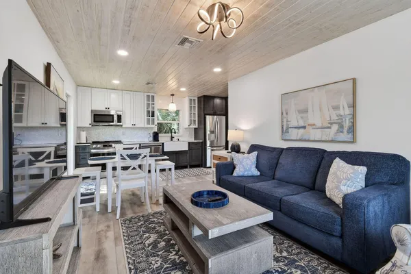 $2,300 | 608 Southeast 5th Street, Stuart, FL 34994