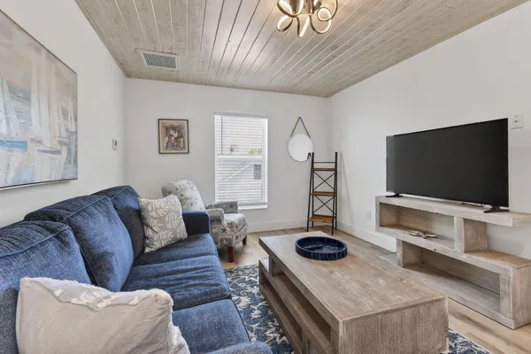 $2,300 | 608 Southeast 5th Street, Stuart, FL 34994