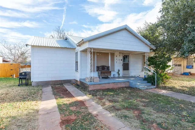a view of a house with backyard and porch