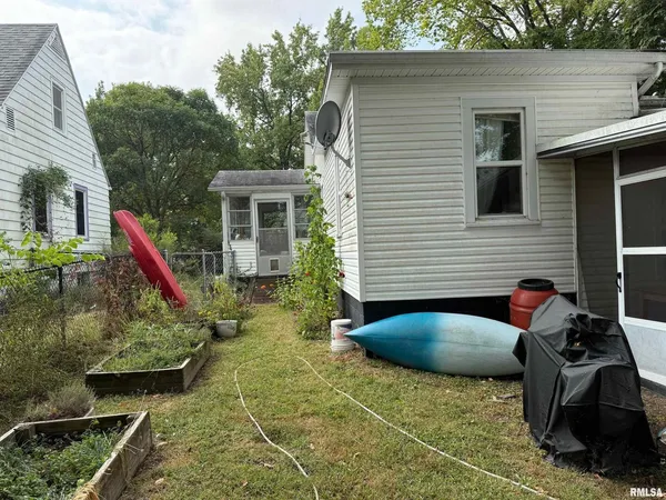 a view of a house with backyard
