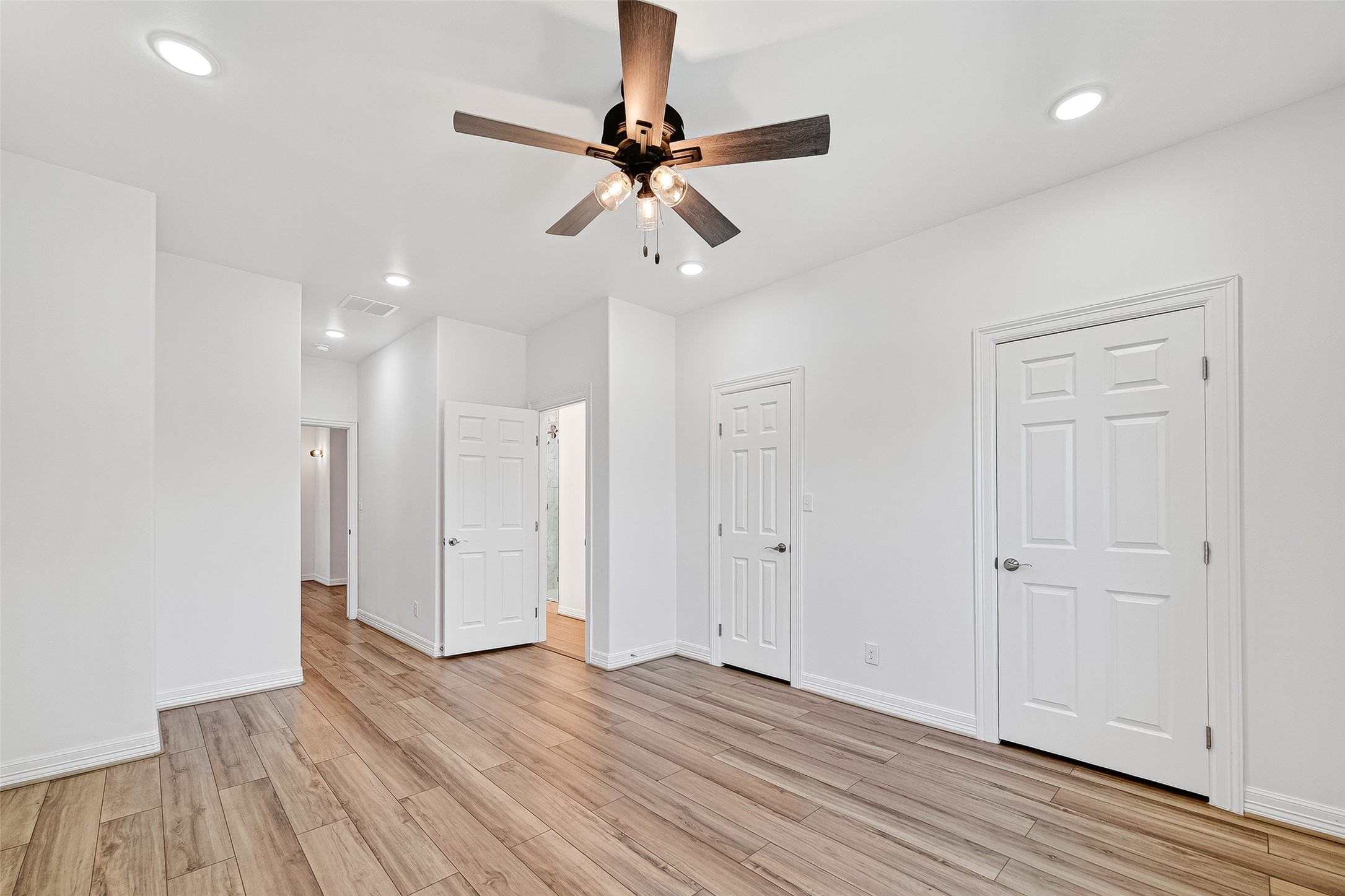 716 Zoe Street Houston, TX 77020 - Photo 21 of 39 a view of an empty room and wooden floor