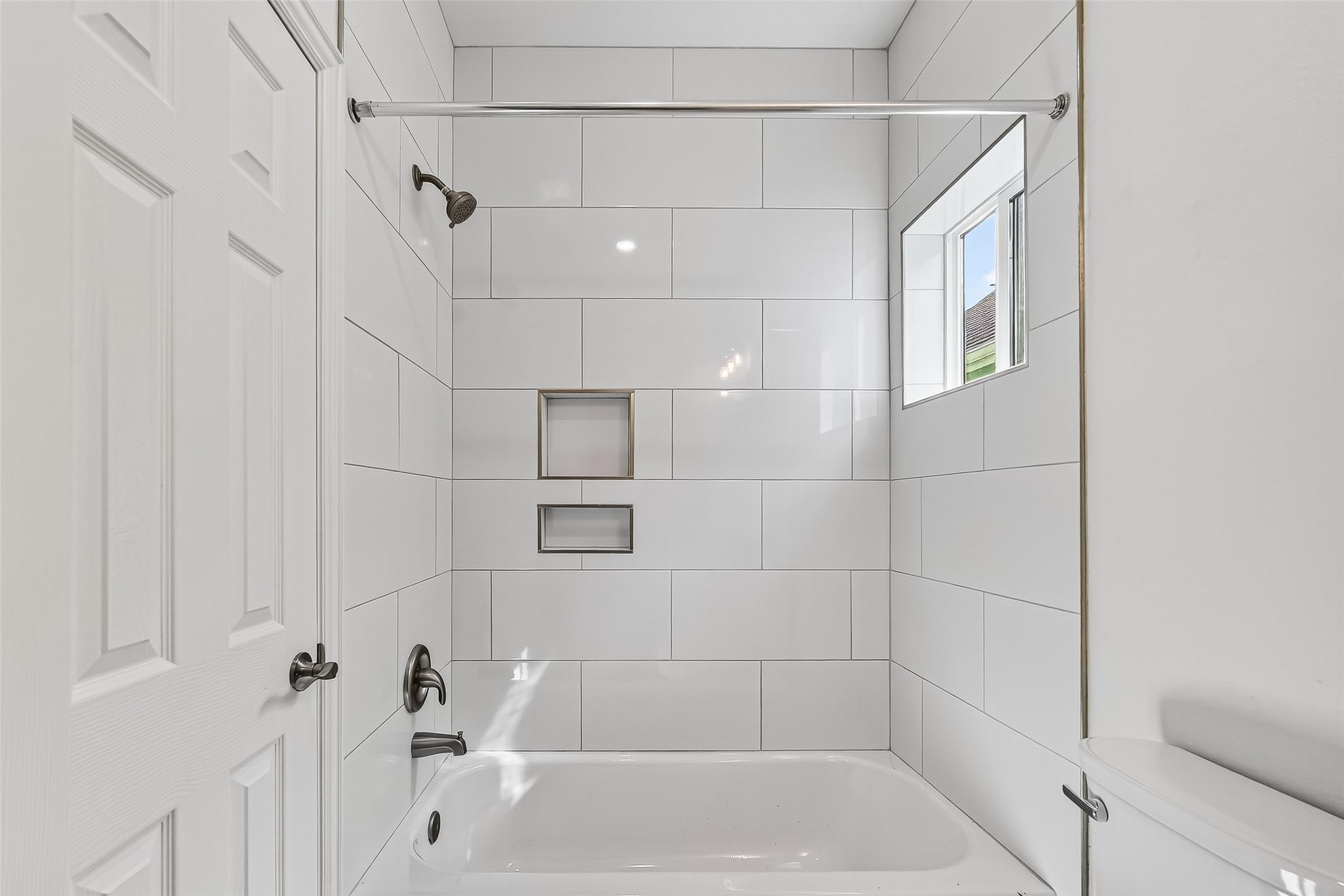 716 Zoe Street Houston, TX 77020 - Photo 28 of 39 a bathroom with a bathtub