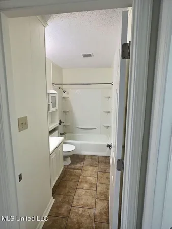 $950 | 318 Porter Avenue, Unit 203, Ocean Springs, MS 39564