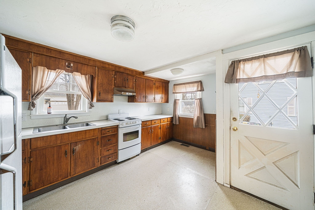 13 Washington Avenue Ashland, MA 01721 - Photo 3 of 20