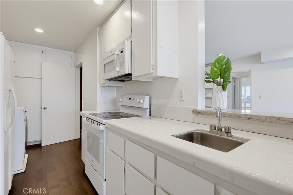 8738 Delgany Avenue, Unit 301 Playa del Rey, CA 90293 - Photo 12 of 32 Gallery Image 12