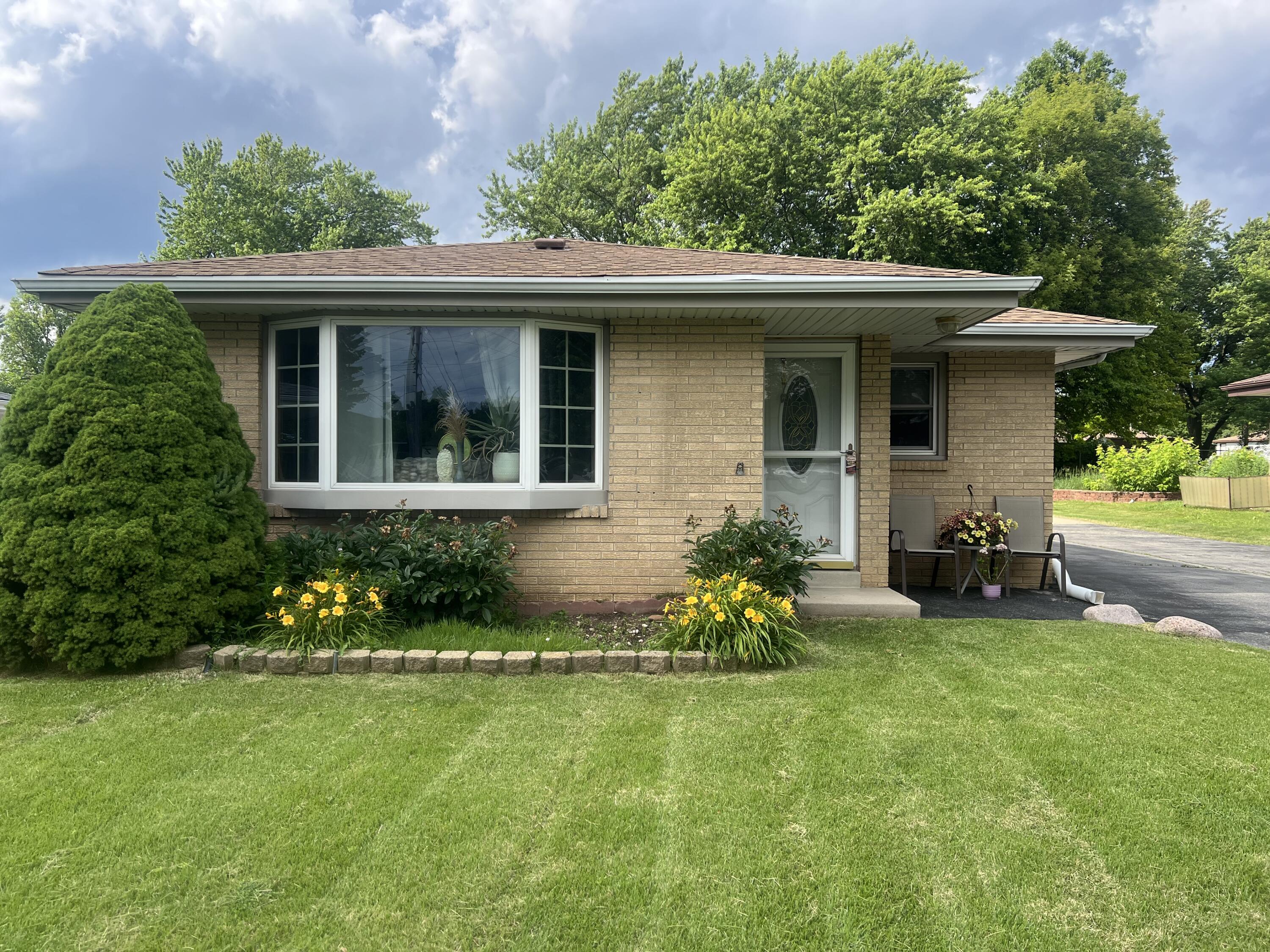 5324 West Allerton Avenue Greenfield, WI 53220 - Photo 1 of 24 IMG_9081