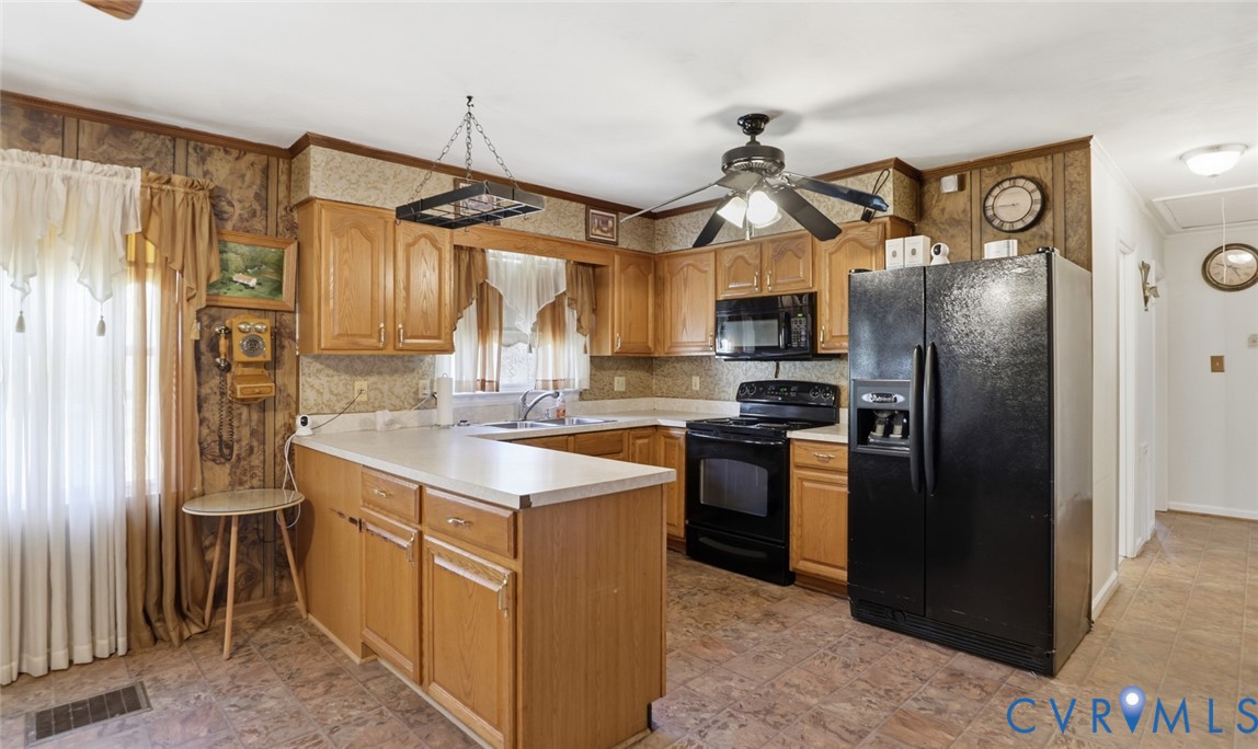19353 Boulwares Road Ruther Glen, VA 22546 - Photo 27 of 62 Kitchen with a ceiling fan, black appliances, ligh