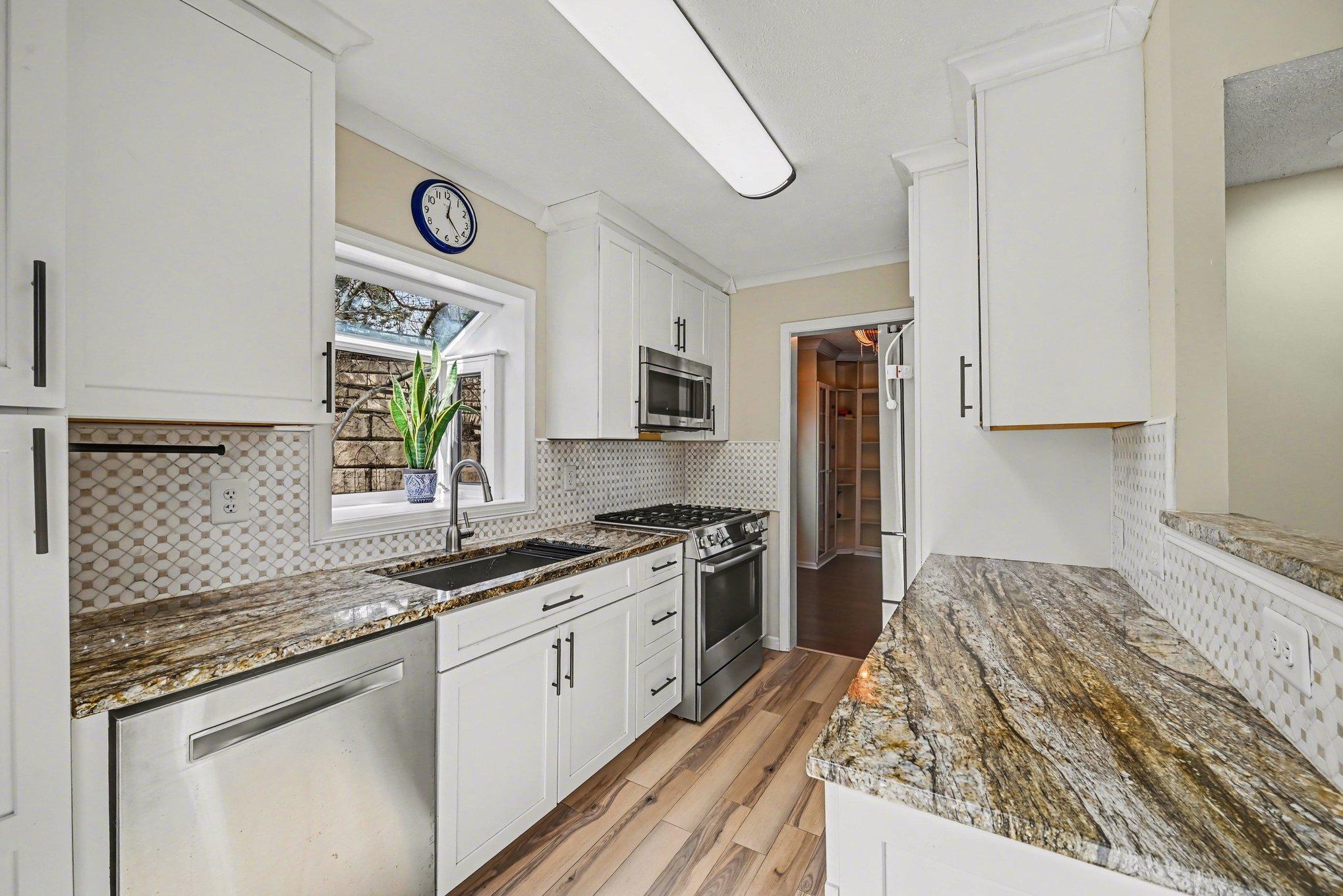 18917 Chestnut Lane Minnetonka, MN 55345 - Photo 15 of 34