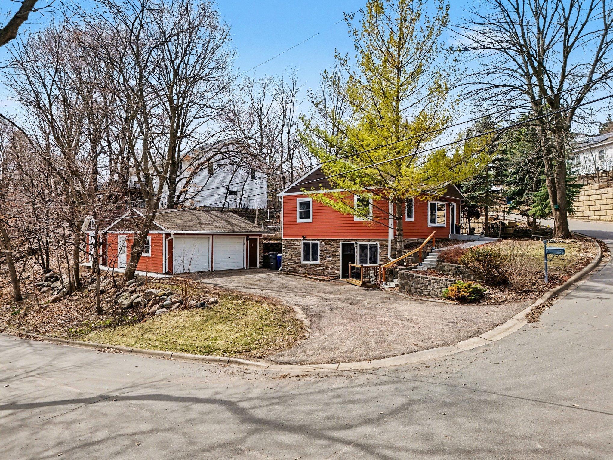 18917 Chestnut Lane Minnetonka, MN 55345 - Photo 7 of 34