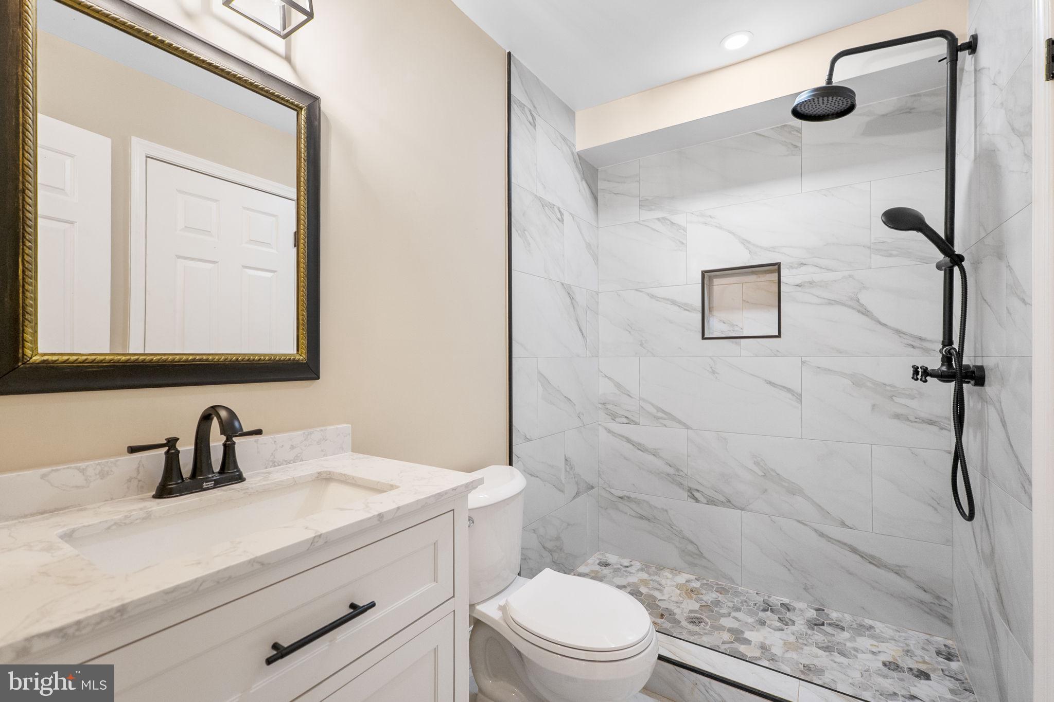 16112 Barnesville Road Boyds, MD 20841 - Photo 17 of 94 Main level bathroom