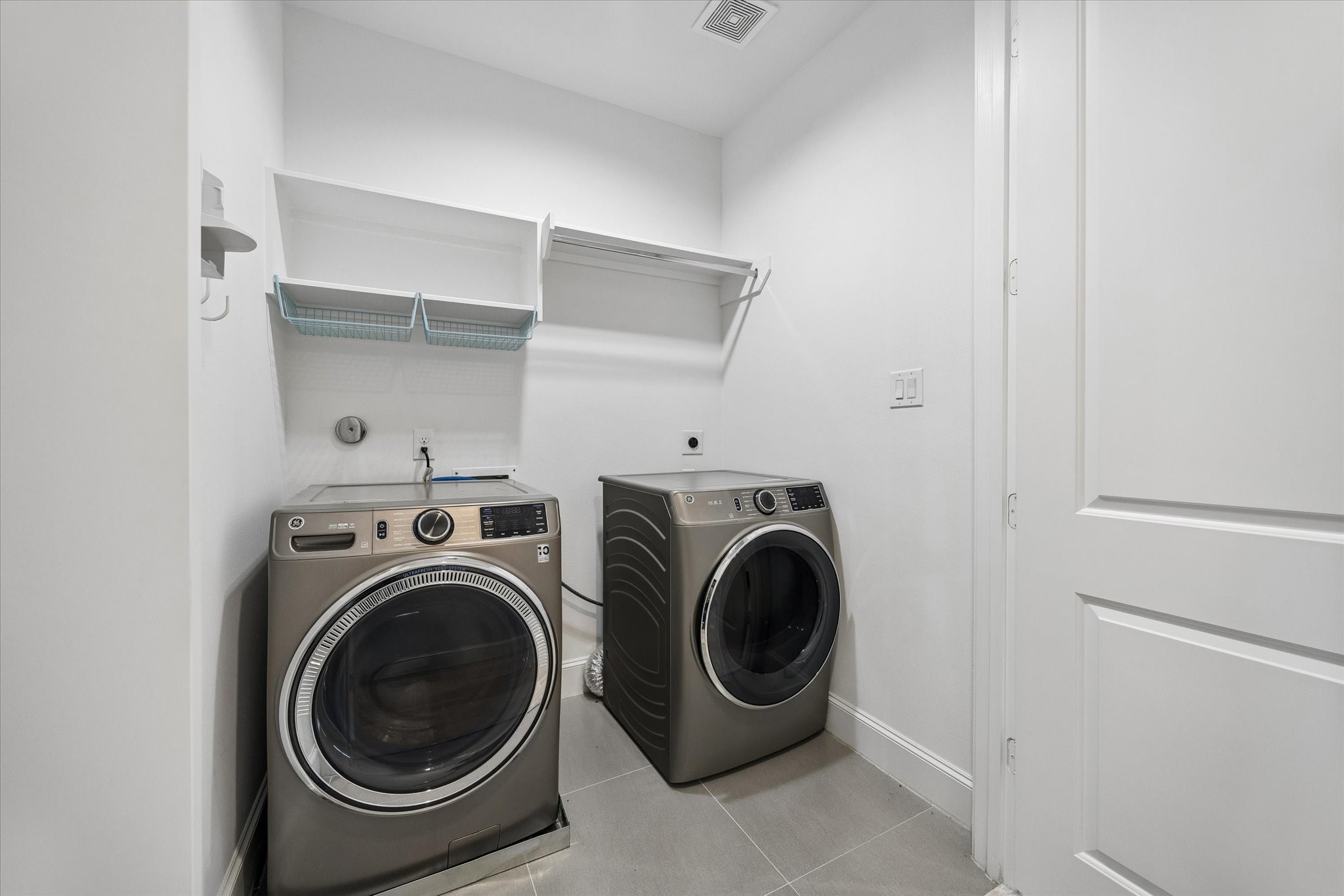 3312 West 12th Street Houston, TX 77008 - Photo 21 of 25 Massive, spacious laundry room.