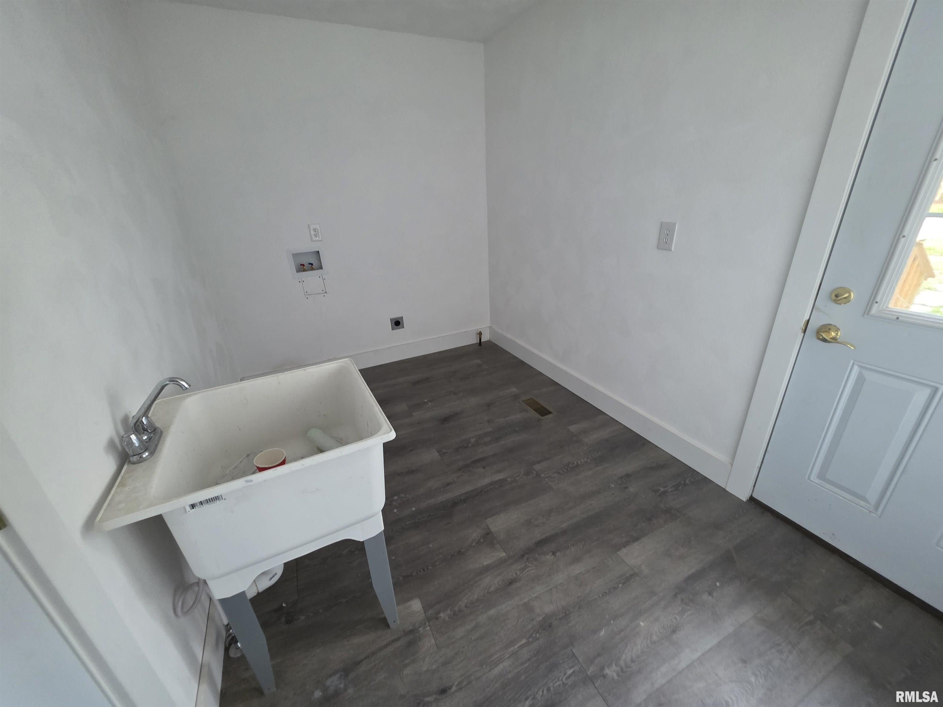 435 North Ave B Canton, IL 61520 - Photo 12 of 18