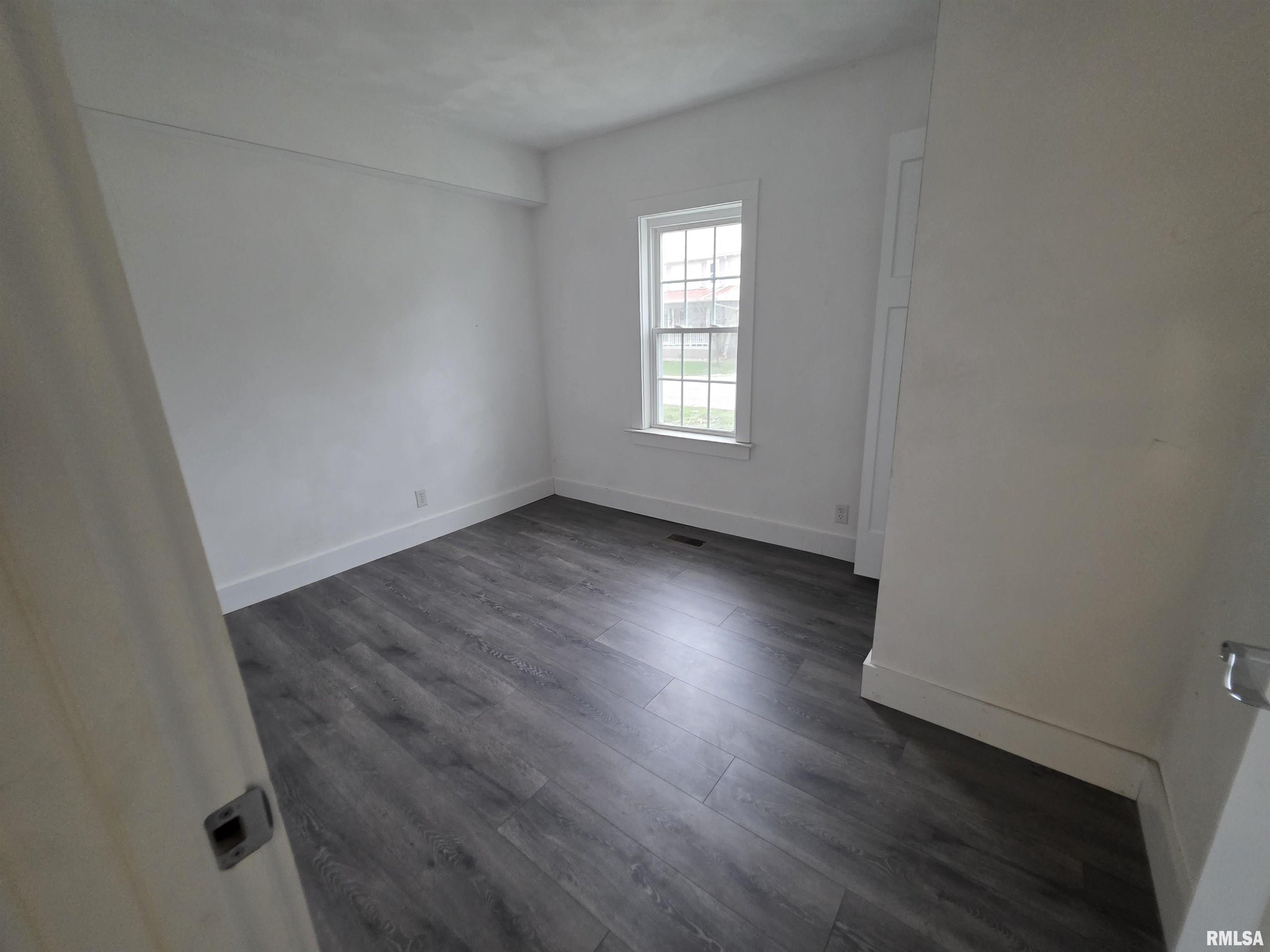 435 North Ave B Canton, IL 61520 - Photo 13 of 18