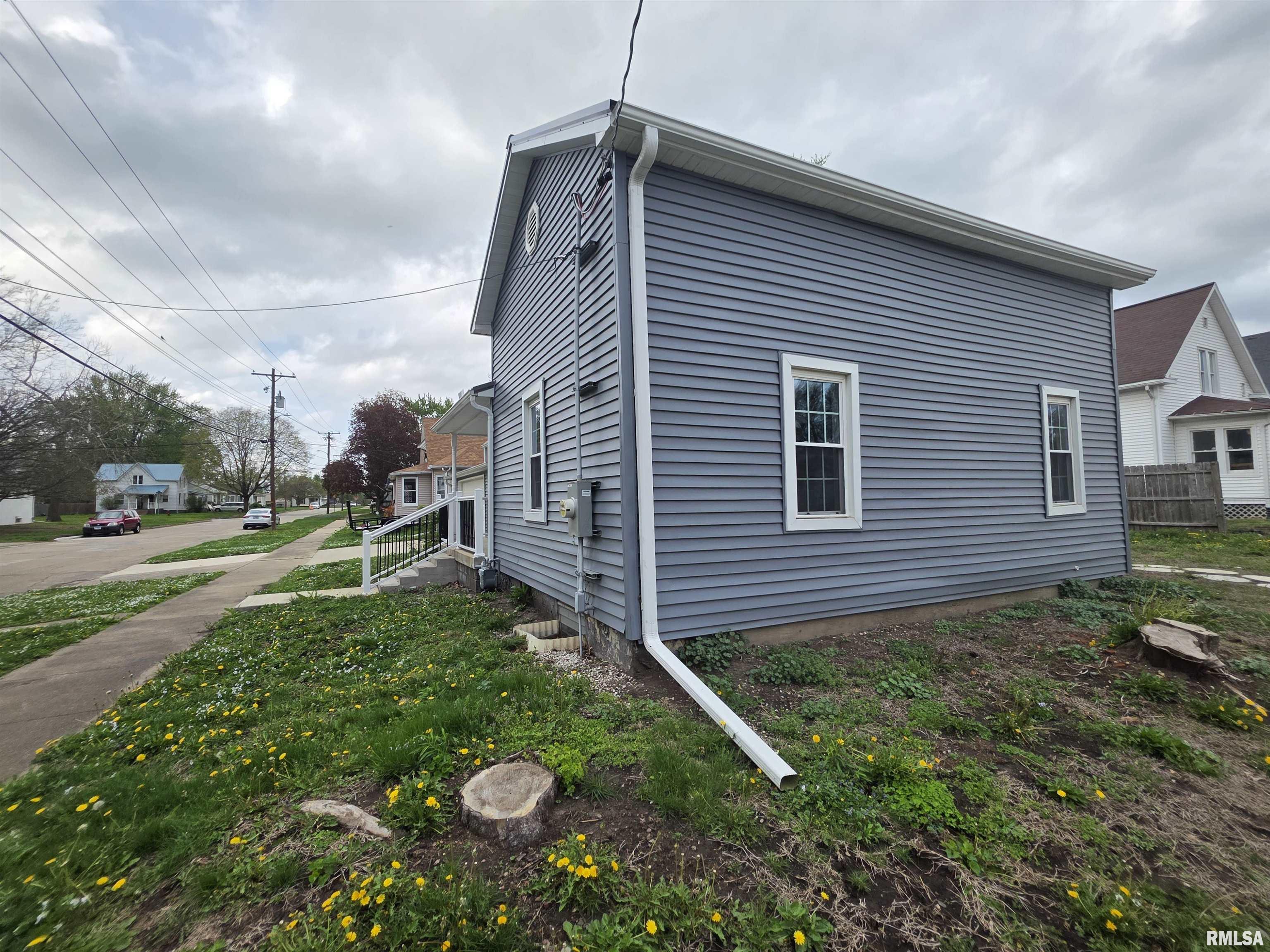 435 North Ave B Canton, IL 61520 - Photo 2 of 18