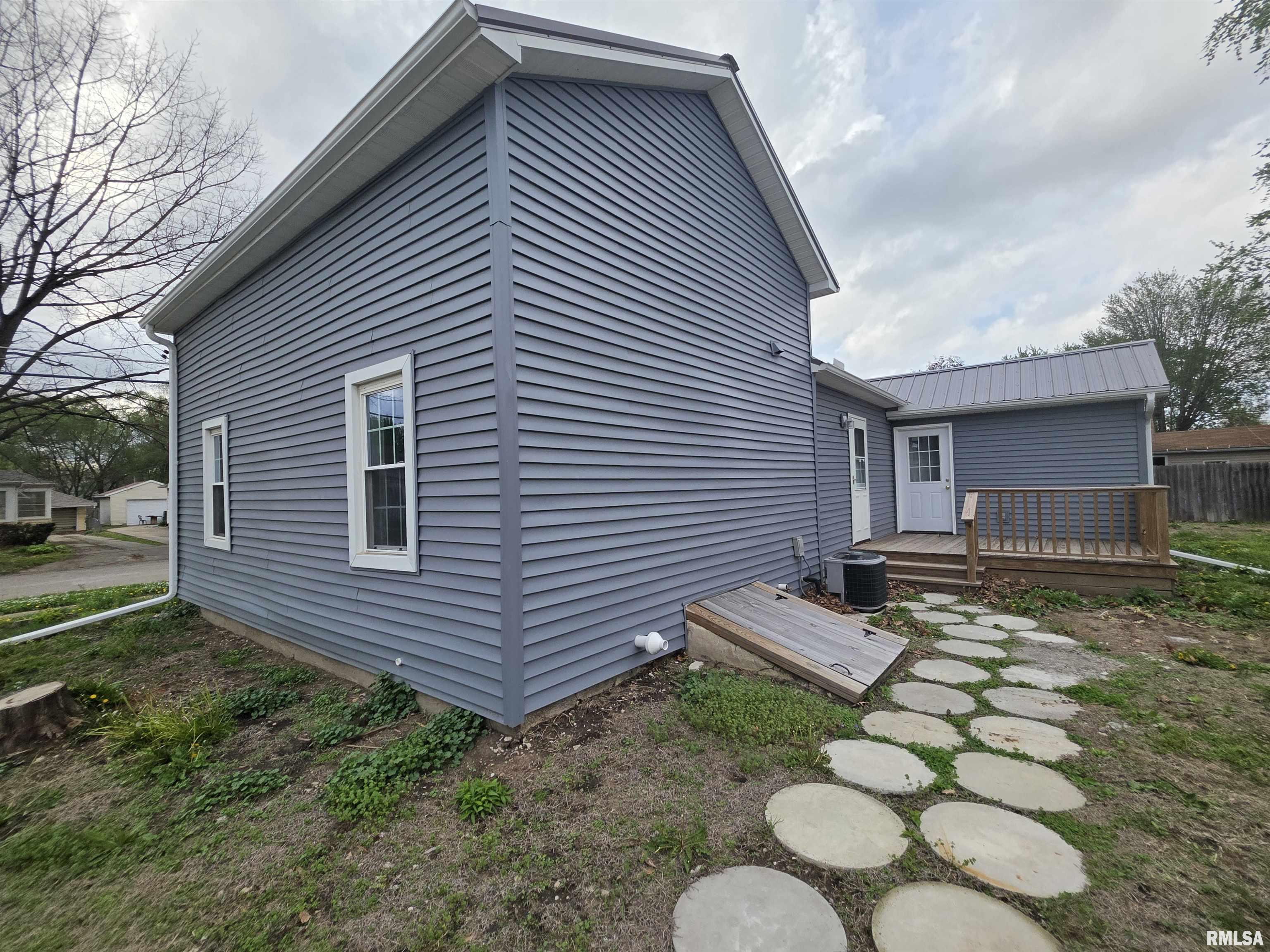 435 North Ave B Canton, IL 61520 - Photo 3 of 18
