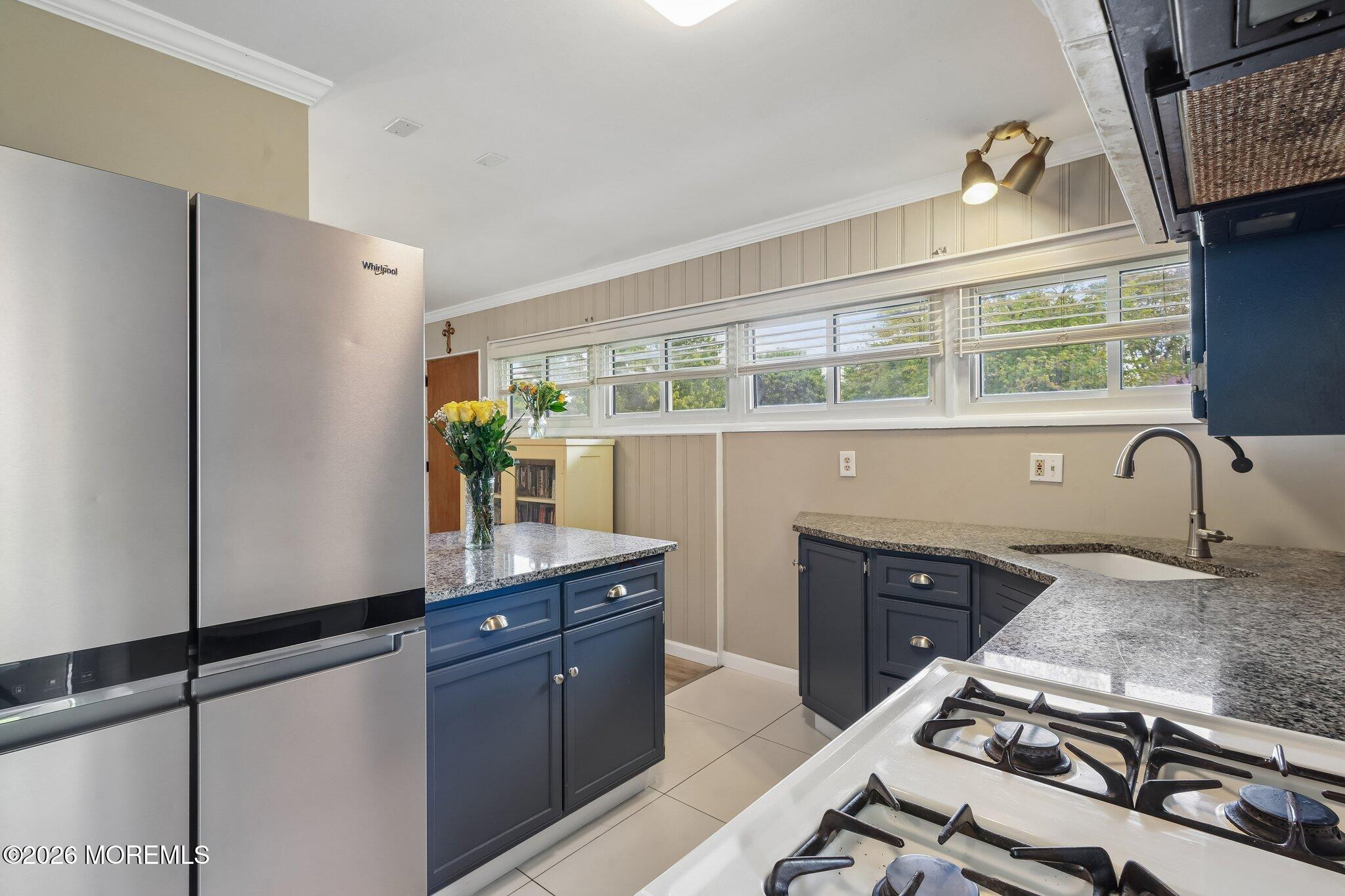 212 Princeton Road Parlin, NJ 08859 - Photo 5 of 22 021