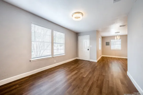 $2,100 | 810 East Euclid Avenue, San Antonio, TX 78212
