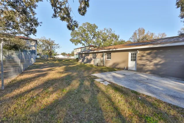 a view of a house with a yard