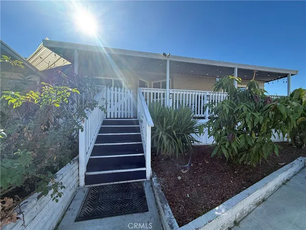 a view of entryway with a front door