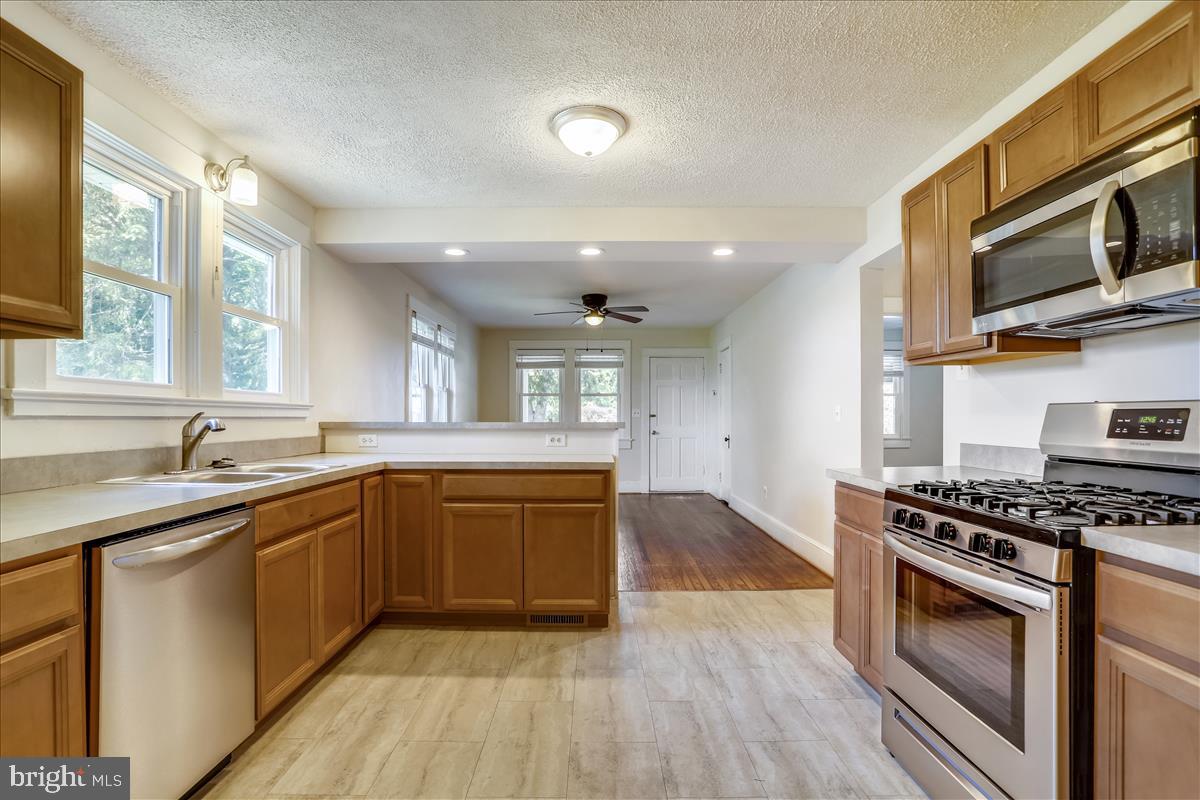 1121 Old Rixeyville Road Culpeper, VA 22701 - Photo 10 of 35 Maple cabinets, stainless steel appliances