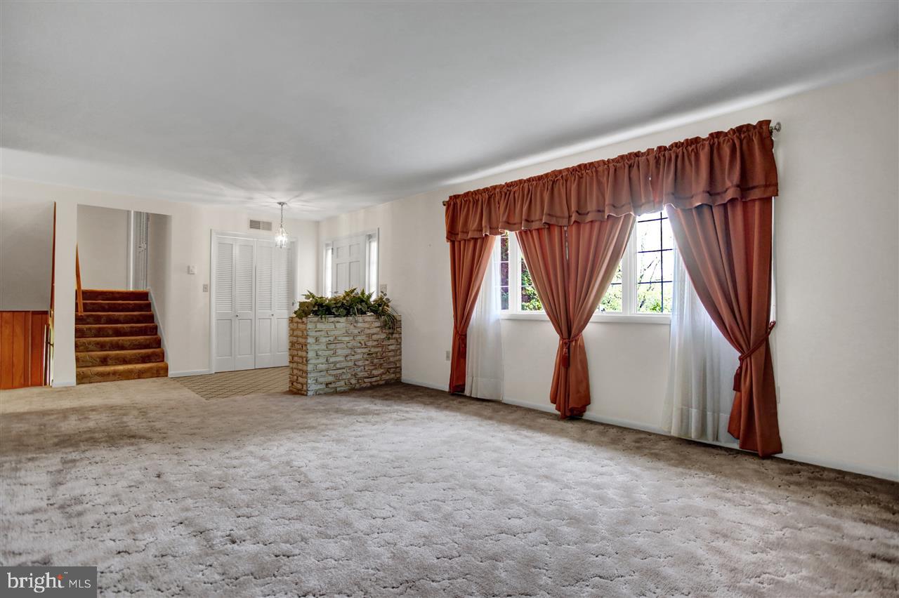 260 Hickory Road Carlisle, PA 17015 - Photo 4 of 25 Gallery Image 4