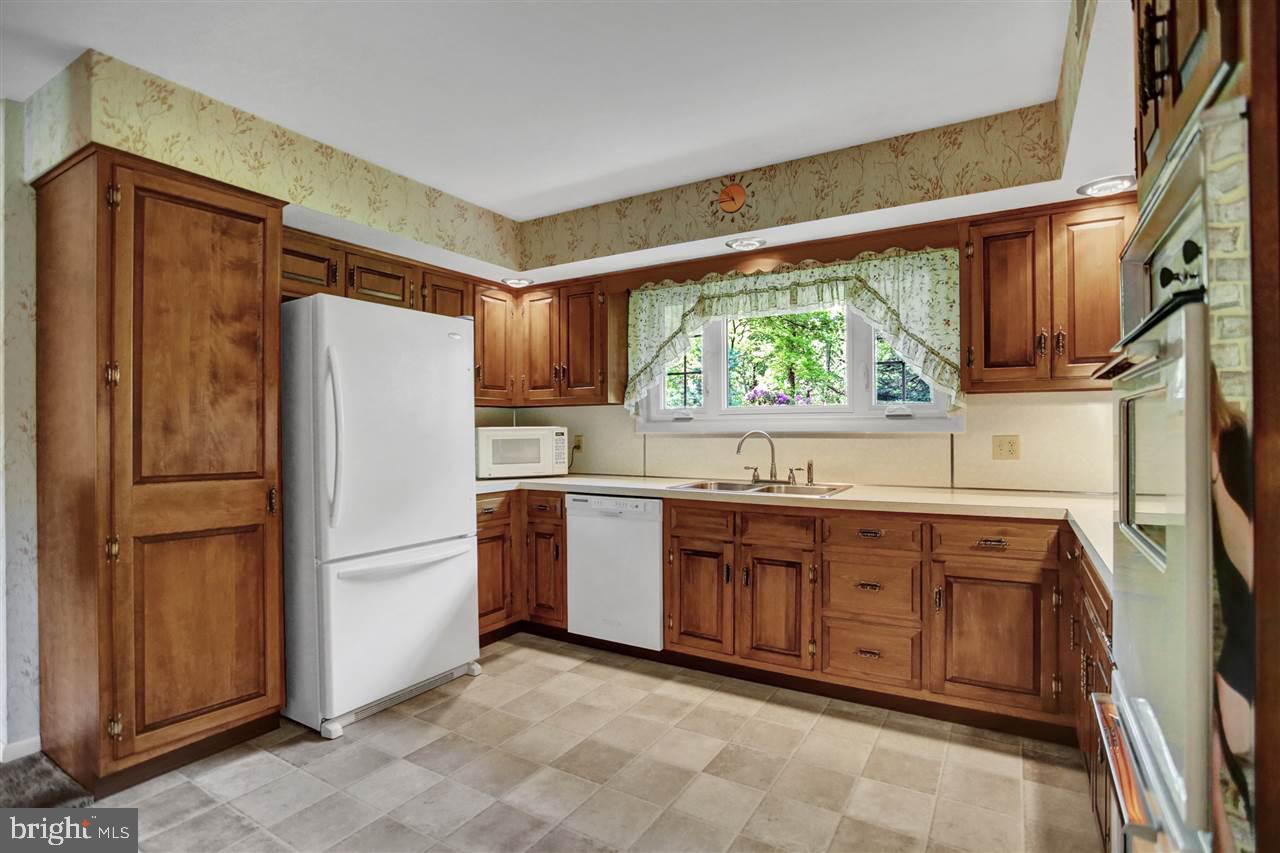 260 Hickory Road Carlisle, PA 17015 - Photo 5 of 25 Gallery Image 5