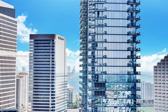 $6,400 | 88 Southwest 7th Street, Unit 2505, Miami, FL 33130