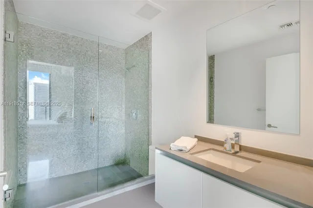 $6,400 | 88 Southwest 7th Street, Unit 2505, Miami, FL 33130