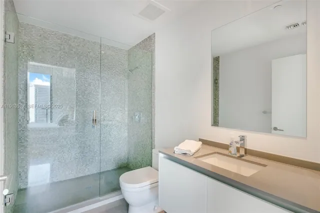 $6,400 | 88 Southwest 7th Street, Unit 2505, Miami, FL 33130