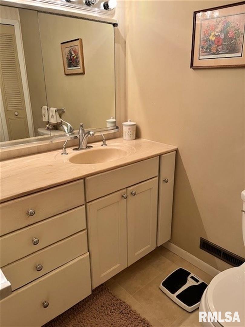 706 Meadow Drive Macomb, IL 61455 - Photo 15 of 39