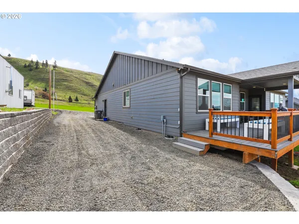 $619,900 | 2549 East 18th Street, The Dalles, OR 97058