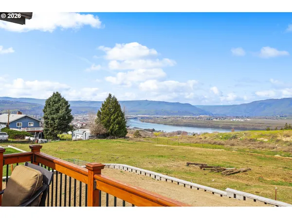 $619,900 | 2549 East 18th Street, The Dalles, OR 97058