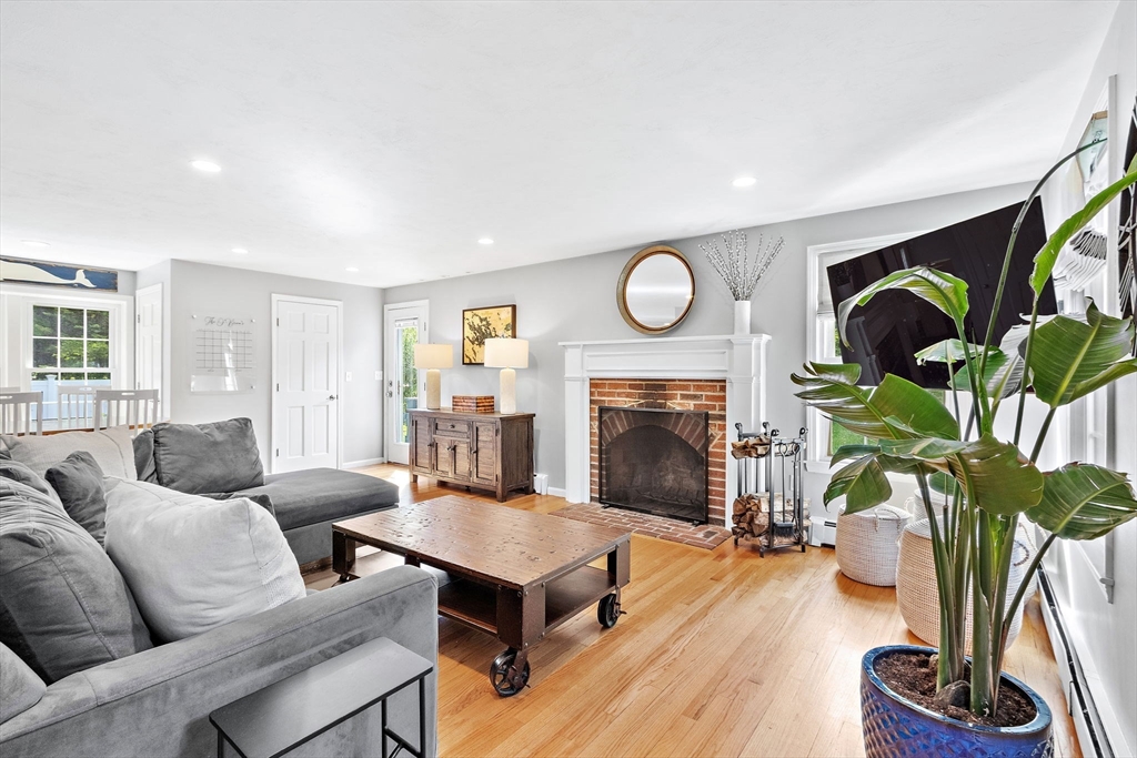 1 Castle Road Medway, MA 02053 - Photo 6 of 37