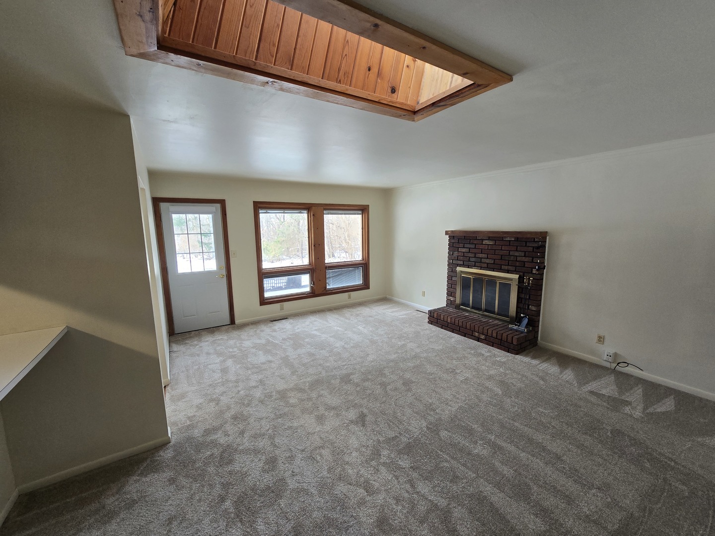 905 Hickory Road Woodstock, IL 60098 - Photo 14 of 32 an empty room with windows