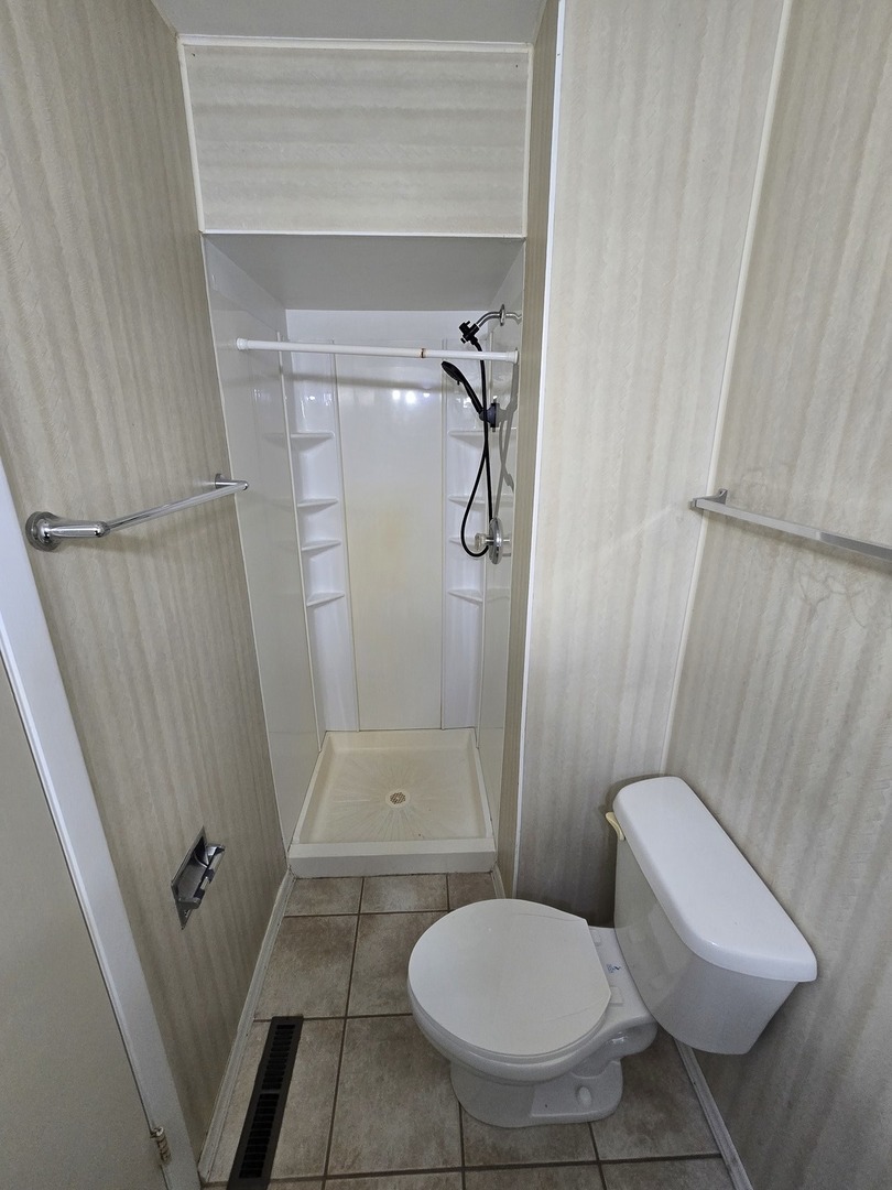 905 Hickory Road Woodstock, IL 60098 - Photo 20 of 32 a bathroom with a toilet and a shower