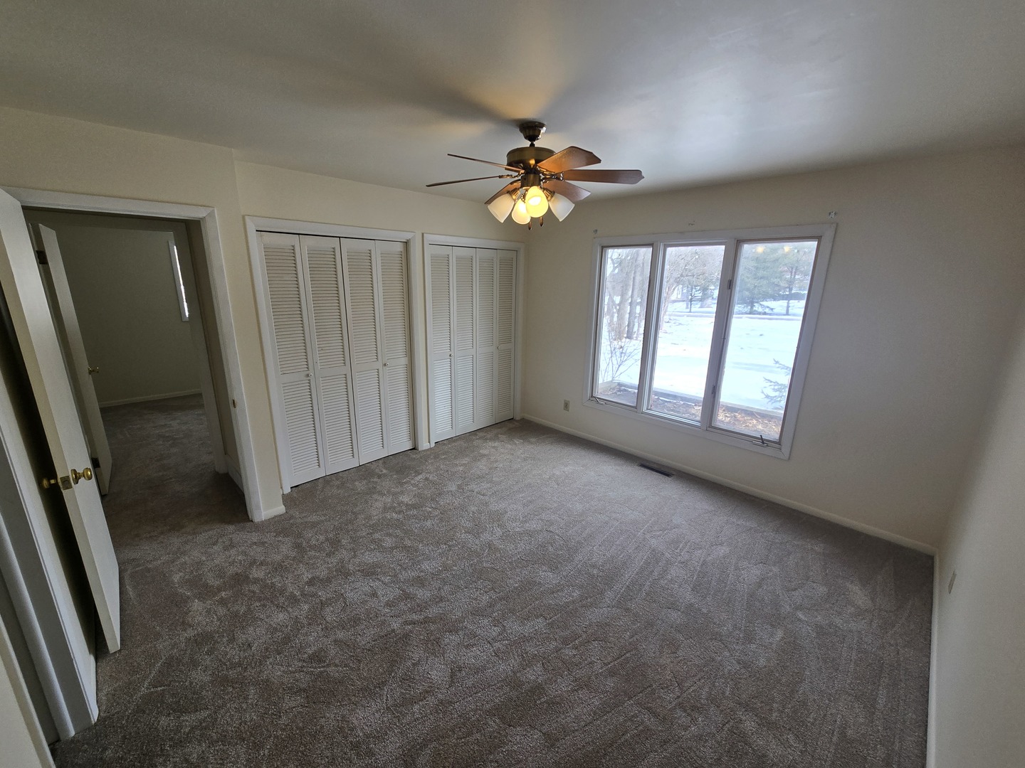 905 Hickory Road Woodstock, IL 60098 - Photo 24 of 32 an empty room with windows and fan