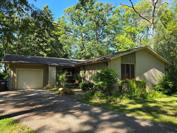 $349,000 | 905 Hickory Road, Woodstock, IL 60098