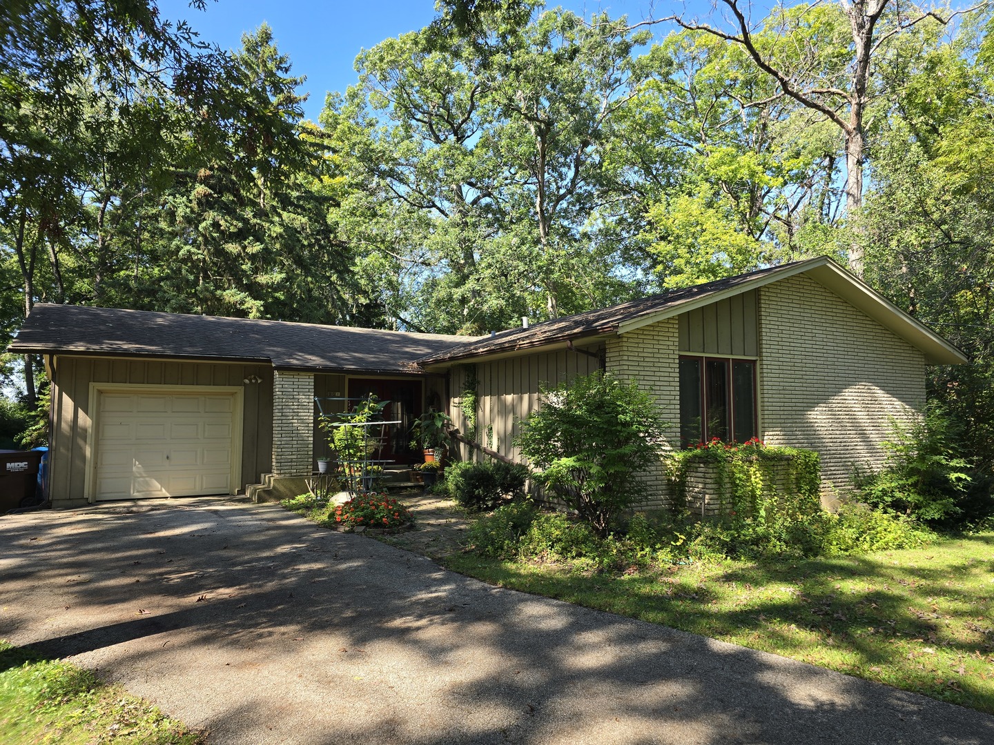 905 Hickory Road Woodstock, IL 60098 - Photo 3 of 32 a view of a house with a yard