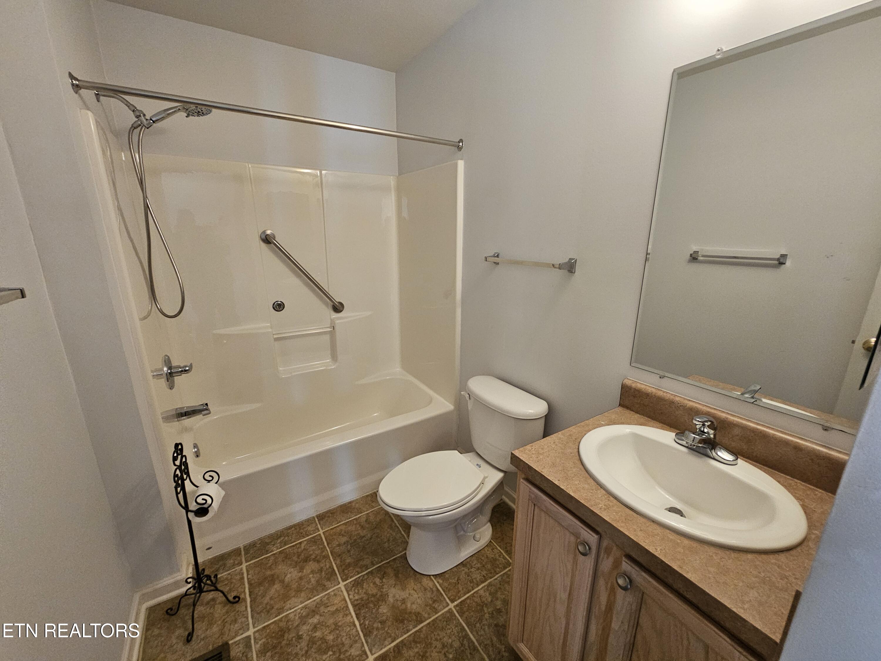 208 Kiowa Point Loudon, TN 37774 - Photo 15 of 19 Guest Bath
