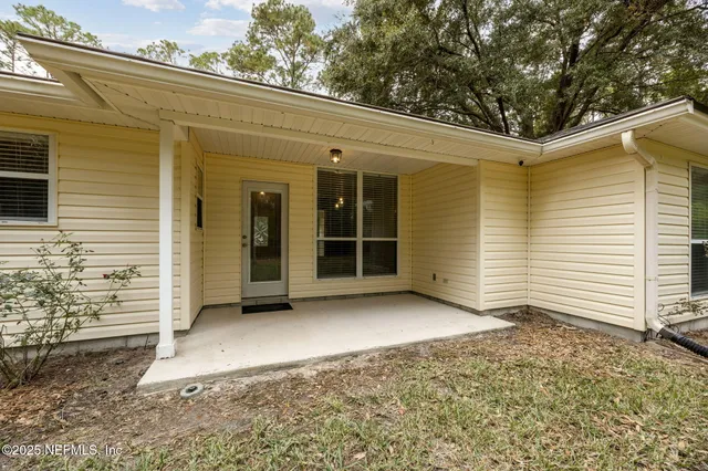 a view of a house with backyard