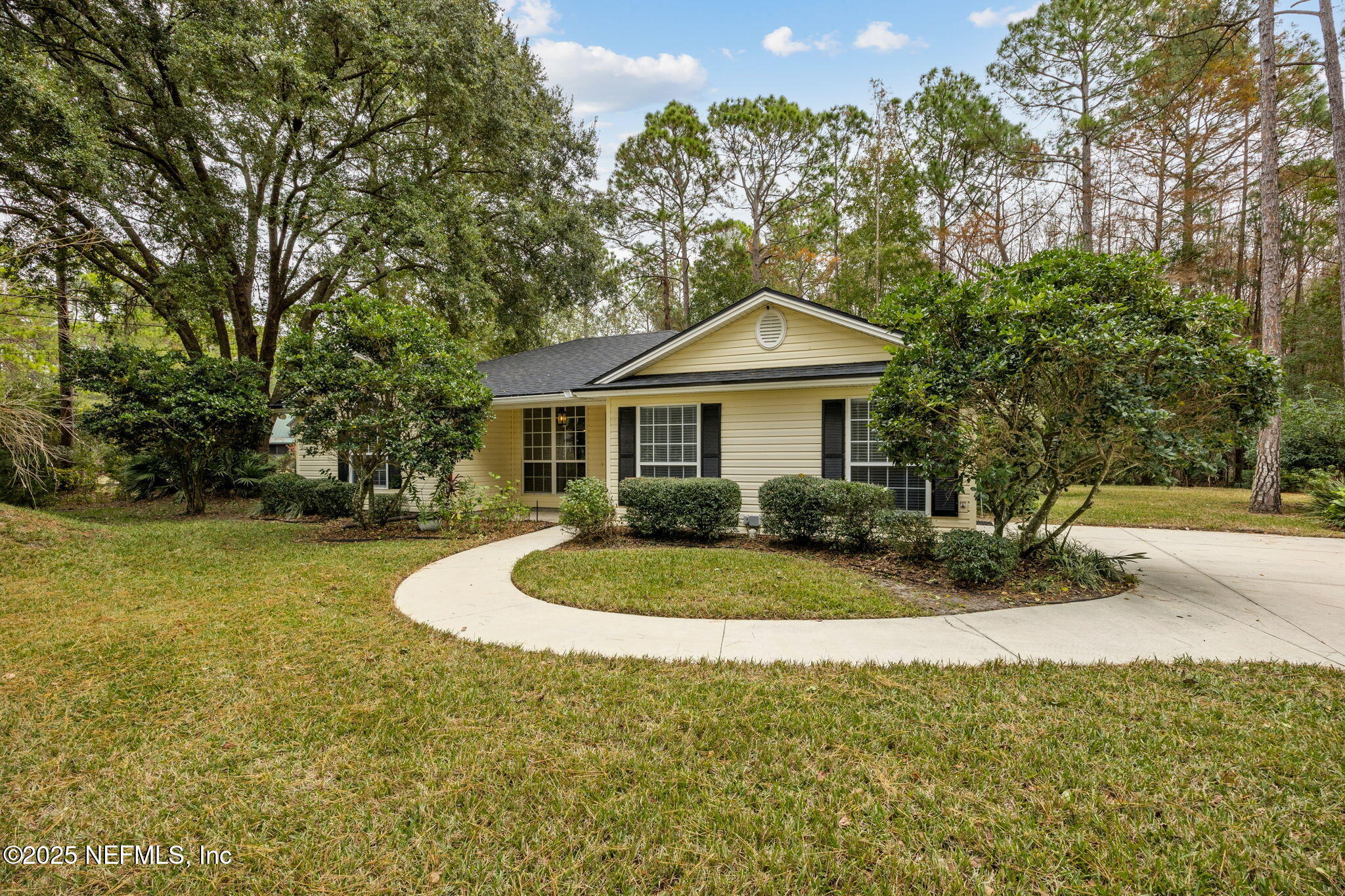 13193 Caldwell Road Jacksonville, FL 32226 - Photo 4 of 50 a front view of a house with a yard