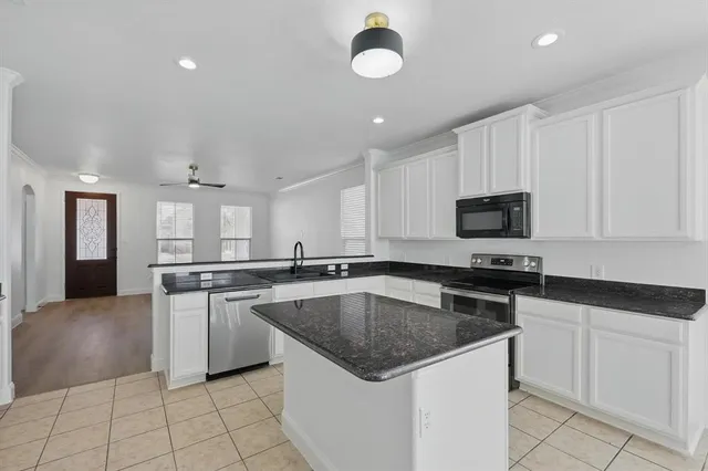 $300,000 | 924 Charleston Lane, Savannah, TX 76227