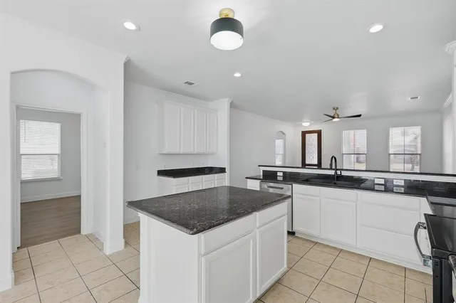 $300,000 | 924 Charleston Lane, Savannah, TX 76227