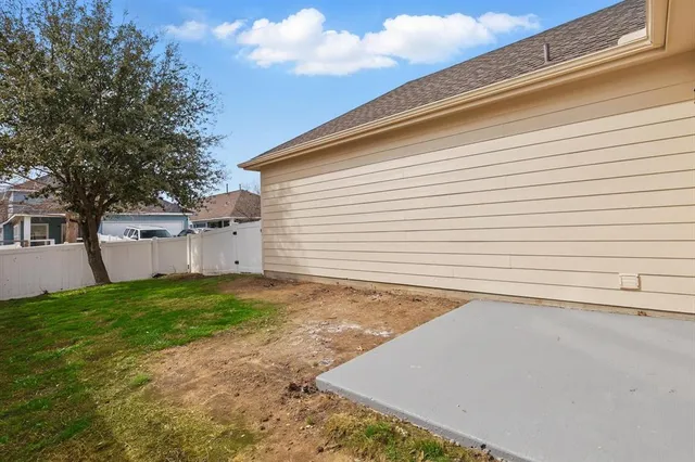 $300,000 | 924 Charleston Lane, Savannah, TX 76227